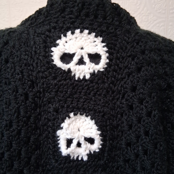 Medium / Large Black Skull Pattern Women Sweater Cardigan, Chunky Goth Sweater - Picture 5 of 12